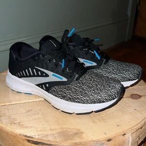 Brooks Range 2. Women’s sneaker. Like new. Size 7.5 medium.